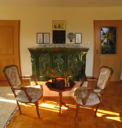 Tiled stove living room
Much love for the details had the house owner for the tiled stove. This stove is only to meet the ancient building regulations from 1993.