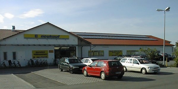 Bavaria - Pilsting - Super merket Neukauf - 100000 roofs program
Neukauf Pilsting  11.52 kW peak. Modules Solarex MSX-120, inverters: 4 x SMA Sunny Boy 2500. Speciality: Large display and remote supervision.
Picture 2