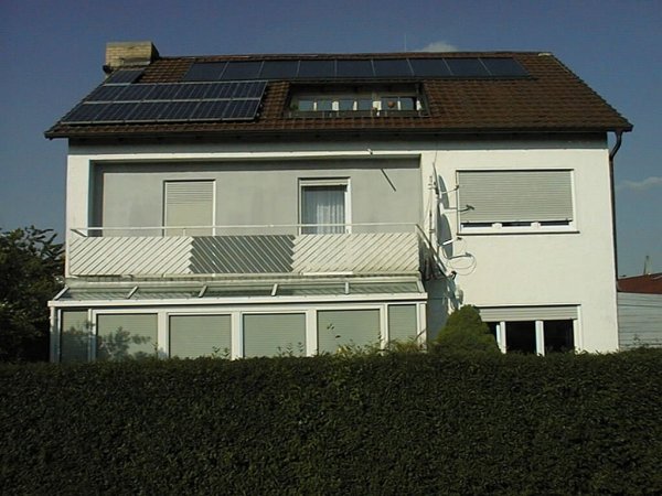 Bayern - Pilsting - Pfarrer Müller Street 1 - 100000 roof PV program
Buyer Karner / Thomas: 1.4 kW peak Kyocera KC 120 photovoltaic modules. Fronius midi inverter, thermic solar collectors 28 m² east and west side.