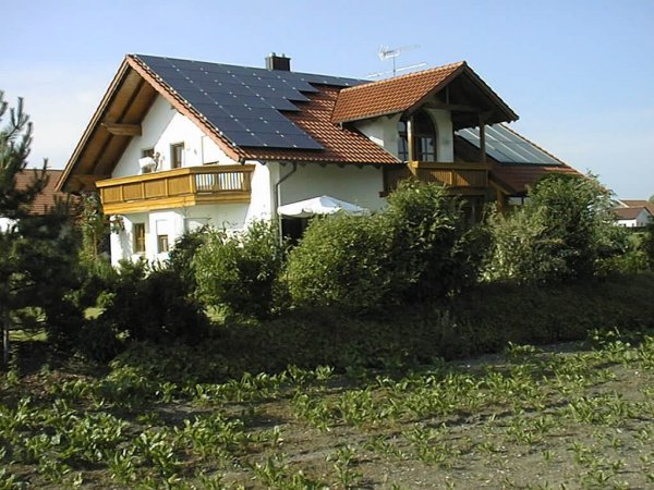 Bayern - Pilsting - Pflegau 41 - 100000 roofs photovoltaic program
Buyer: Roland Zeller, 5,16 kW peak photovoltaic, 2 Sunny Boy inverter.