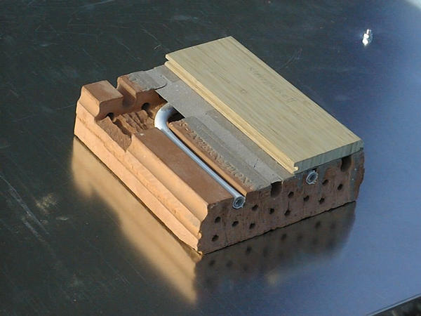 Bodenheizungsverlegungssystem von Lithotherm mit Parkettboden
Ein Parkettbboden kann entweder geklebt oder schwimmend verlegt werden. Wenn zwischen die Steinreihen Systemlatten geklemmt werden, ist auch eine Befestigung möglich.