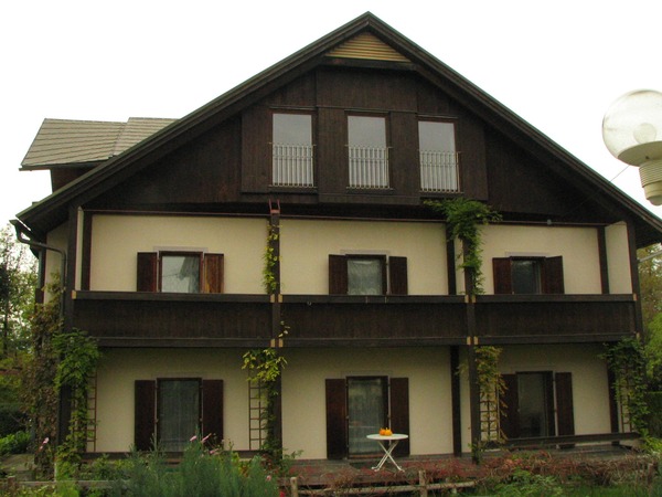 Niedrigenergiehaus nach 23 Jahren
Der Zahn der Zeit nagte nun schon 23 Jahre am ersten Salzburger Passivhaus. Die Dichtheit der Fenster hat sich verringert. Der Energieverbrauch hat sich verdoppelt.