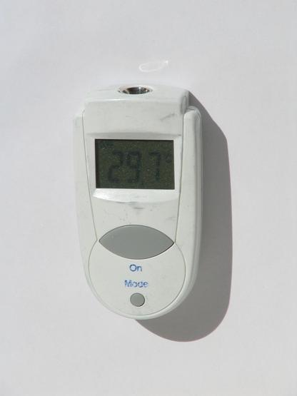 Infrarotthermometer
Mit diesen Infrarot Thermometer von Conrad gehen wir auf thermische Entdeckungsreise in die Wohnung. Mit einem Knopfdruck analyisiert das Thermometer die Oberflächentemperatur.