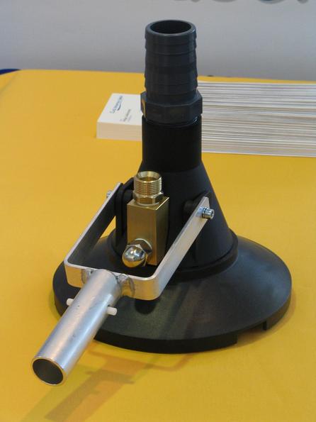 Schwimmteich Reinigung
Statt an einer Pumpe mit Unterdruck wird der CLAQ Sedimentsauger an einen Hochdruckreiniger wie etwa von Kärcher angeschlossen. Dies macht das System sehr preisgünstig.