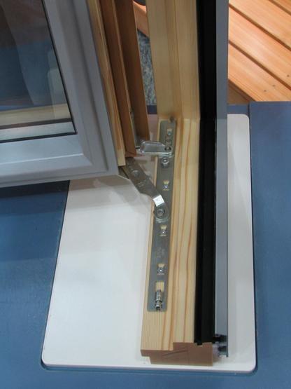 Window fitting uninterrupted seal
At normal hinges is the seal interrupted at the hinge. This fitting used at high quality windows makes an uninterrupted seal all around possible.