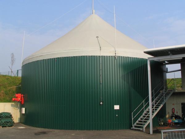 Nebenfermenter 1500 m³
Das Zeltdach dient als Gasspeicher. Der Gasspeicher kann für 11,5 Stunden das produzierte Gas speichern. Im Moment wird mit dem Gas im 500 kW Gasmotor Strom und Wärme produziert.