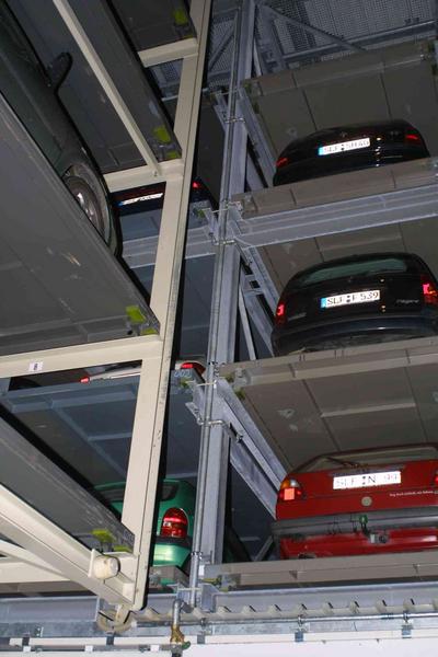 Garagensystem
Wesentlich dichter als in einer normalen Tiefgarage stehen im automatisierten Garagensystem die Autos in den Regalen. Viel Platzersparnis gegenüber konventionellen Garagen.