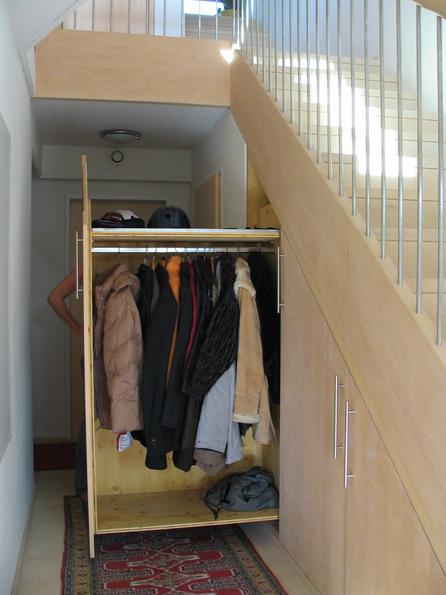 Kleiderschrank unter der Stiege
Ein Handgriff und schon gleitet der Kleiderschrank unter dem Stiegenaufgang hervor. In vielen Fertigteil Musterhäusern sind gewinkelte Treppen zu sehen, wo dies nicht möglich ist.