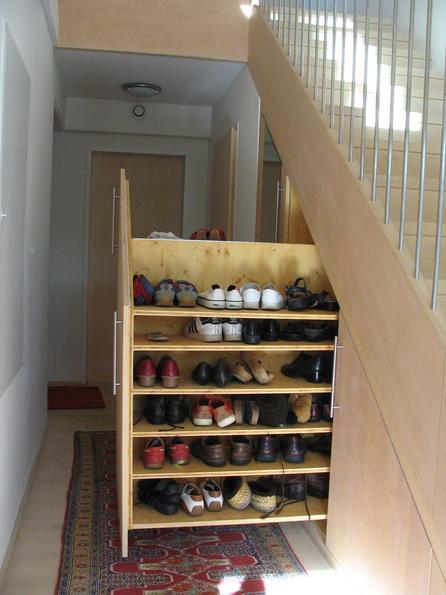 Schuhkasten unter der Stiege
Der nächste Auszug unter der Treppe ist für Schuhe gedacht, da diese weniger Höhenbedarf als der Kleiderkasten haben. Optimale Raumausnutzung die begeistert.