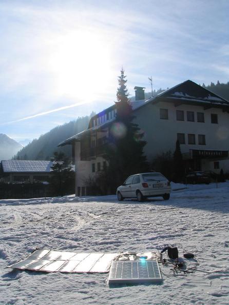 Wintersonne hinter Wolkenschleier
Rund 19 Grad über dem Horizont steht die Sonne hinter einem Wolkenschleier. Bei waagrechter Photovoltaik bringt dies nur doppelt soviel Strom wie Gestern mittag unter Wolken.