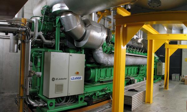 Gasmotor erzeugt aus Holz Strom und Wärme
Das Holzgas wird mit diesem Motor von den Jenbacher Werken in Strom und Wärme umgesetzt.