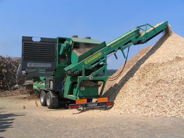Mobile wooden comminution in the wood shredder
Such a shredder is neither quiet on one side nor dust free. On the other side, a powerplant producing not only electric power but also heat should be as near as possible at the consumers.