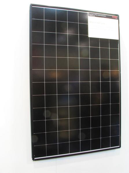 Fashion color black: new photovoltaic with more achievement
With an increase in output of the crystalline silicon cells also there came a color change. Instead of up to now blue gleaming, present the new cells in deep black.