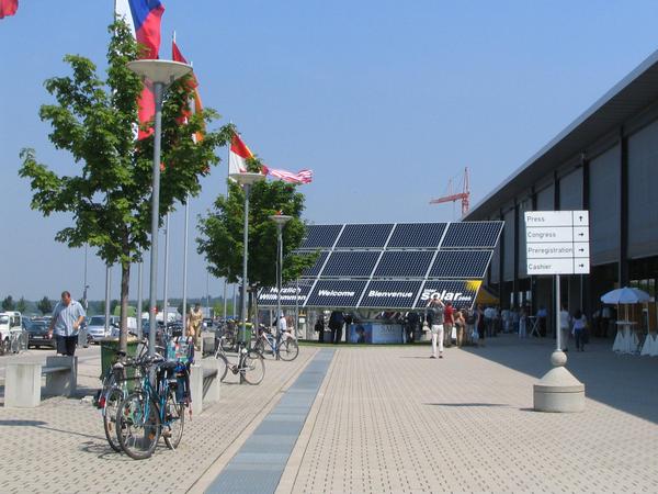 Intersolar fair Freiburg 2005
A biaxial tracked photovoltaic is the landmark of the Intersolar, which greets the visitors at the entrance. Indeed, not correctly turned towards the sun.