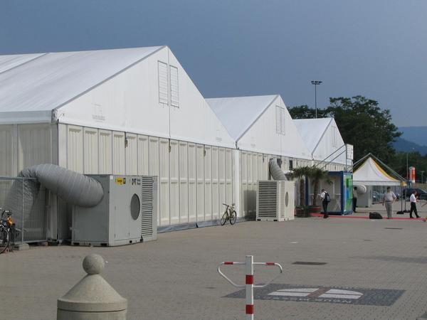 Fair tents in Freiburg
The intersolar fair 2005 was too big for existing 3 fair halls with 12,000 ms ². Not to have to put up tents again it is extended till 2006 by a hall 4 with 4800 ms ².