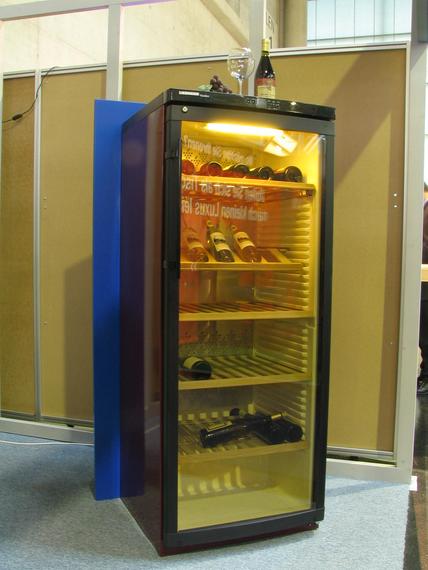 Weinklimaschrank
Preisfrage: Wo verbraucht ein Weintemperierschrank mehr Strom: In einem 10 bis 15 Grad warmen Keller oder in einer 20 bis 25 Grad warmen Küche?