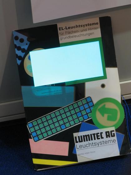 Electric luminescence foils
The luminous prospectus of the Lumitec AG shows new possibilities for surfaces and background lighting. Instead of indirect lighting with reflecting losses big foils.