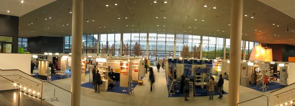 Fair hall material vision Frankfurt in 2006
Fair report of the exhibition for new material 10 and 11 Novermber in 2005 in Frankfurt. The fair took place in one single fair hall. Here a panoramic photo.
