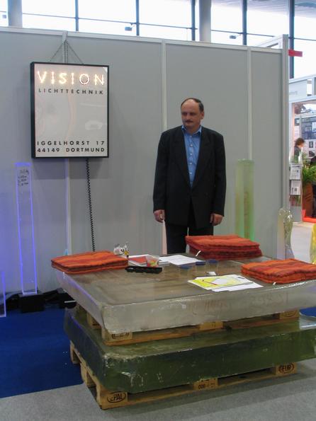 Tension arm molten glass
2 about 15 cm thick glass plates show in the exhibition stand of Vision light technology what they can do: Tension lack glass and thus create new formative possibilities.