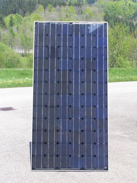 Kombimodul Photovoltaik Solarkollektor
Sieht aus wie eine Photovoltaik, liefert aber mehr Strom als eine normale Photovoltaik, weil dieses Modul gleichzeitig auch Wärme liefert und so kühler arbeiten kann.