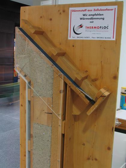 Dachanschluß mit Zellulosedämmung
Harrer Holz zeigte ein Modell über den Wandaufbau und Dachanschluß. Wärmedämmung mit Thermoflock, einem Dämmmaterial aus recyceltem Altpapier.