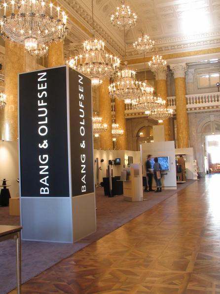 Bang & Olufsen im Zeremoniensaal der Wiener Hofburg
Kristallleuchter, Parkettboden und Marmorsäulen des Zeremoniensaals bilden ein luxuriöses Ambiente die Designermarke B&O gut zu präsentieren.
