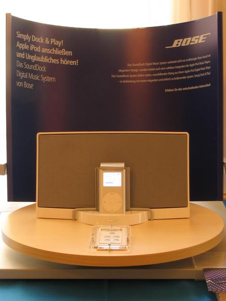 Bose Dockingstation für Apple iPod
Den iPod in die Dockingstation legen, schon kann man die Musik über den Bose Box hören. Einfache Integration von einem iPod in eine Stereoanlage.
