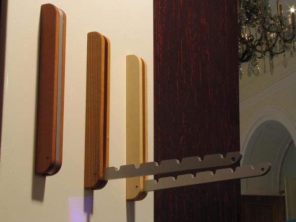 Foldable coat hooks
Mounted in order to save space on the wall, an arm with 6 notches for hanger can become folded out.