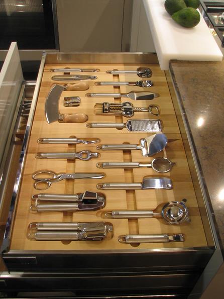 Cooking tools
In the uppermost drawer are, after all, cooking tools, which I have never seen some before.