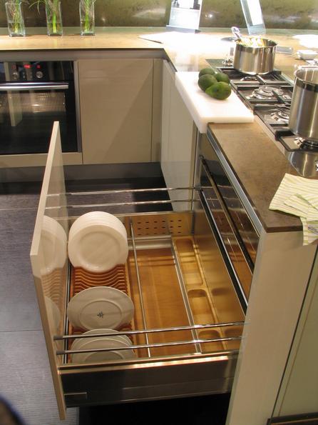 Drawer for crockery
Beside wing doors, a typical element of this kitchen is the store system. Here the lowest drawer for the plates.