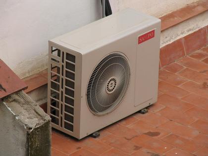 Billiger Strom für unprofessionelle Lösungen
Ein allgegenwärtiger Anblick in südlichen Ländern. Die Rückkühleinheit von einer Klimaanlage steht auf einer Terrasse und macht dort mit dem Ventilator Lärm.