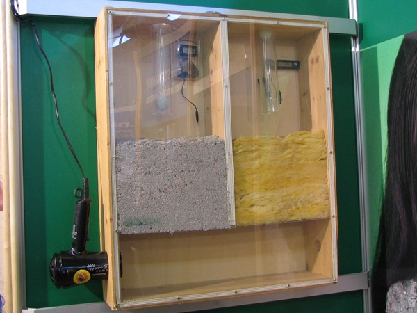 Insulation draught
A showcase on the booth of Isocell. Left below blows a hair dryer air into the show case. The left side is filled with Isocell, the table-tennis ball remains down.