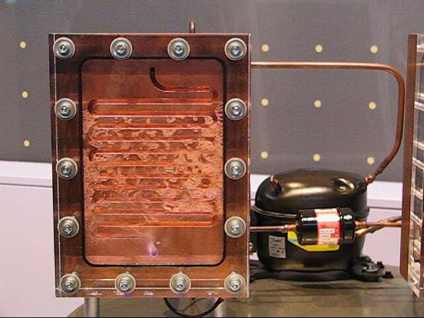 In der Wärmepumpe
Schüco ermöglicht einen Blick in einer Wärmepumpe. Der Kompressor (rechts) verflüssigt das Kältemittel durch hohen Druck im Kondensator.