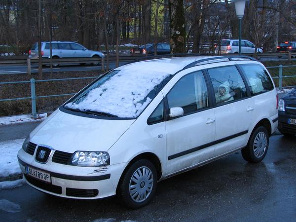 Photovoltaic snow free by sliding
After the snow always slided down from the little bit descending roof to the windshield, it stands firm: The solution for a snow free photovoltaic.