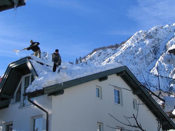 Schneeschaufeln am Dach
Eine sehr gefährliche Arbeit auf den verschneiten Dächern. Für die Arbeiter, aber auch für den Chef wenn den nicht angeschnallten Arbeitern etwas passiert.