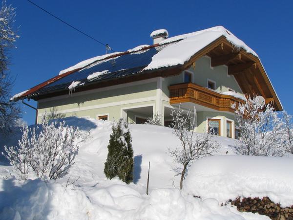 Sonnenkollektor schneefrei
Auf der Nordseite liegt wie überall sonst rund ein halber Meter Schnee am Dach. Aber auf dem großen Sonnenkollektor kann sich der Schnee nicht halten.