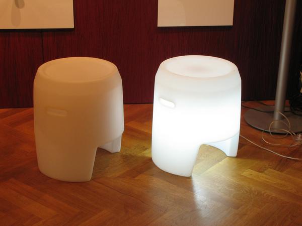 Leuchthocker
Dieser Hocker mit eingebauter Leuchte lässt sich auch für die indirekte Beleuchtung eines Raums einsetzen. Die beiden Hocker lassen sich auch zu einem Tisch zusammen setzen.