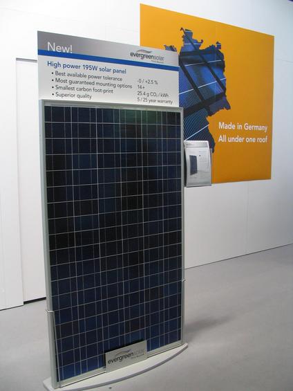 Photovoltaik Produktion CO2 Emission
Stolz wirbt Evergreensolar mit nur 25,4 g CO2 pro kWh Solarstrom bei den eigenen Photovoltaikmodulen. Dabei wird die CO2 Emission bei der Produktion auf 25 Jahre aufgeteilt.