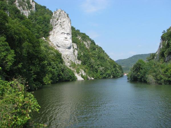 Größte Felsskulptur in Europa
Die Donau abwärts nach links gesehen sieht man diese 40m hohe Skulptur in den Fels gehauen.