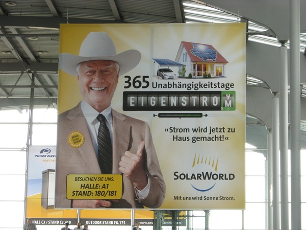 Larry Hagman wirbt für Photovoltaik
In meiner Volksschulzeit “Bezaubernde Jeannie“, später als J. R. Ewing in Dallas. Heute ist Solarstrom im sonnigen Süden der USA weit billiger als Benzin.