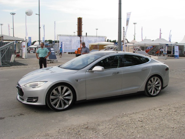 Tesla S Elektroauto Probefaht
Raus aus dem Messegelände und ein kurzes Stück Landstrasse. Beeindruckend wie man beim Beschleunigen in die Sitze gepresst wird.