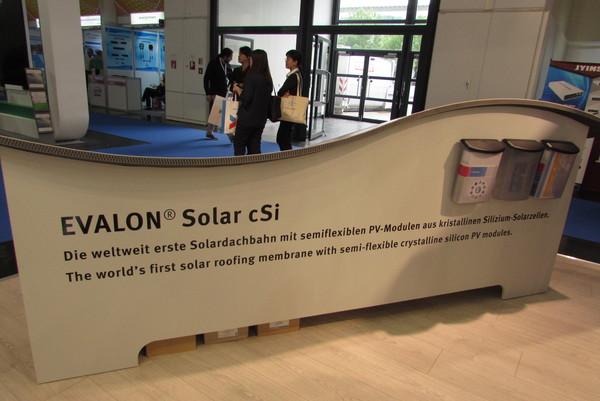 PV-Austria with flexible Photovoltaic
What actually became of all the architecturally sweeping roof solutions after the end of Unisolar? Here, new flexible roof solutions with crystalline photovoltaics from PV-Austria.
Picture 1